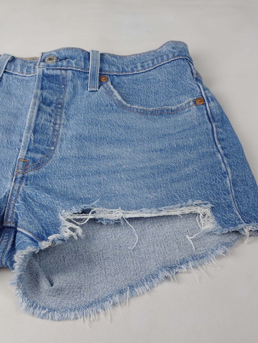 Levi's Women's Denim Shorts. - Picture 4 of 15